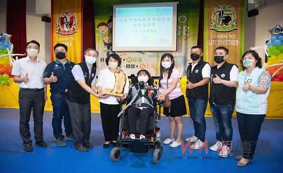 車禍重癱女童小學畢業 黃敏惠市長化身神秘嘉賓送祝福