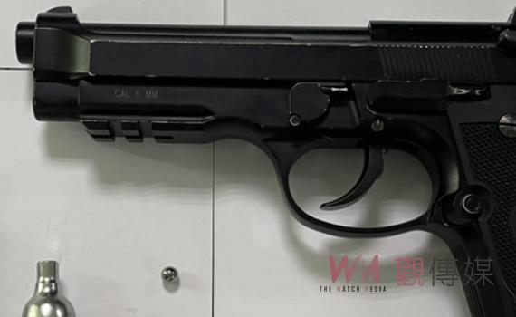 高雄屁孩好奇試槍?!輕軌站玻璃爆裂 警積極4小時循線逮嫌