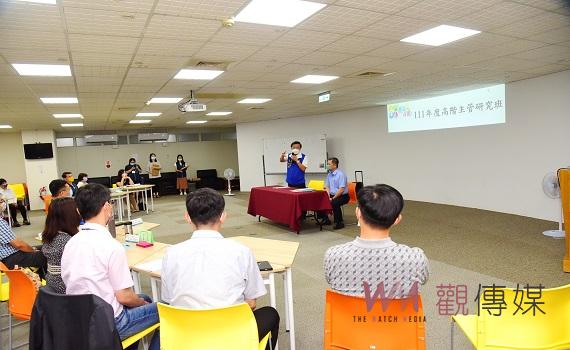 南投縣政府高階主管研究班結訓 林縣長頒發結業證書