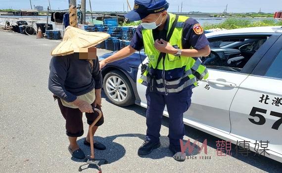 天氣炎熱 百歲人瑞外出散步體力不支 北港暖警護送返家