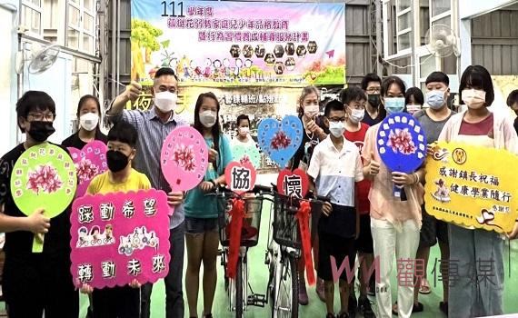 虎尾公所贈孤挺花天使自行車 期許畢業生踏向未來迎向新生