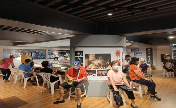 炎夏疫苗施打熱難耐 慈濟會所貼心防曬讓民眾舒心