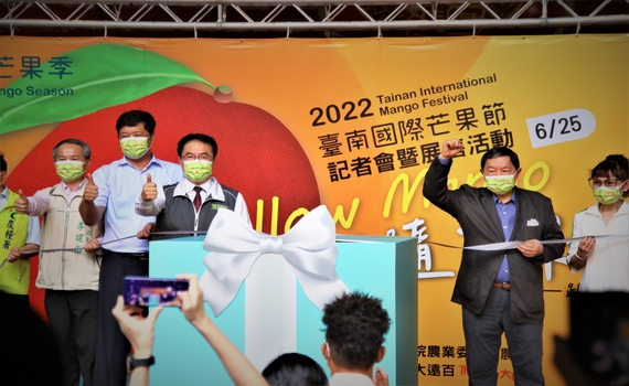 國際芒果節黃偉哲、徐旭東萬元搶買! 名揚海外郭泓志:吃芒果球就打的好