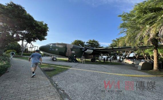 不再亂漆！八卦山大佛風景區「老母雞」C-119運輸機重新粉刷橄欖綠外觀 