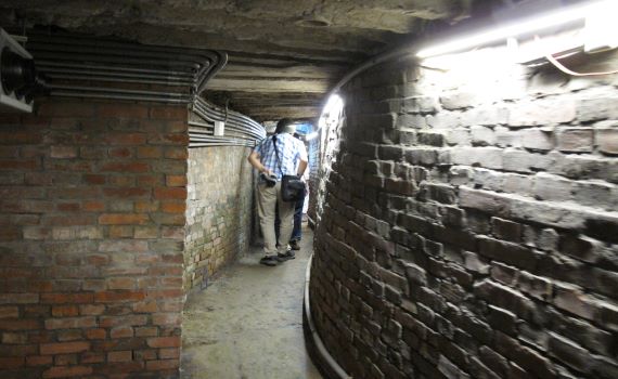 空軍三重一村迎接學童放暑假 參觀地下甬道送限量童玩