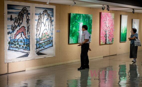桃園羅青、陳炳臣對話展開展 神木油墨作畫相輝映 展現在地藝術與獨特性