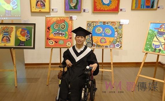 環科大腦麻生與母親一起畢業 贈畫作感謝學校傳遞愛的真誠能量
