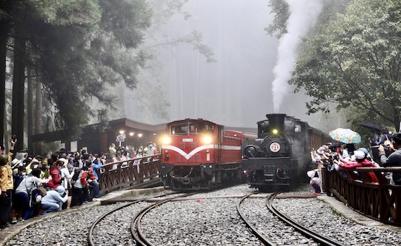 阿里山神木車站今啟用 蒸汽火車與柴油機關車同框