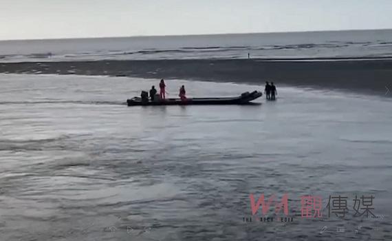 影／三條崙2人海上風箏失速落沙洲　海巡發現沙洲2民眾揮手急救援 