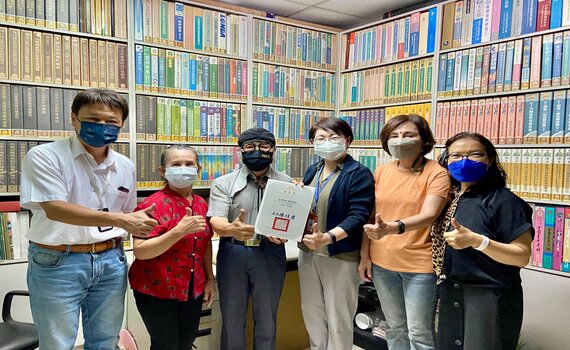 中市圖獲捐贈50套《台灣百年暨百人視覺設計套書》