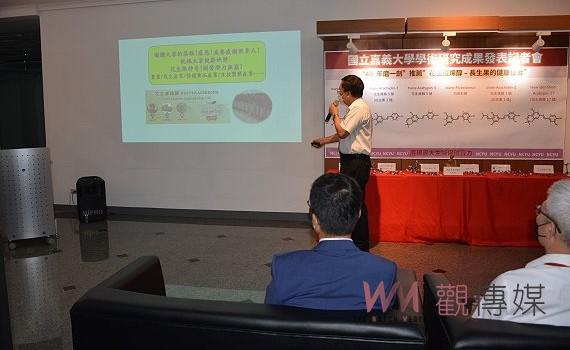 花生蘆烯醇可有效抑制攝護腺腫大　嘉大前校長邱義源發表研究成果