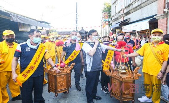 大溪迎六廿四關聖帝君聖誕遶境 桃園市長鄭文燦燃起馬炮領轎 祈求疫後平安