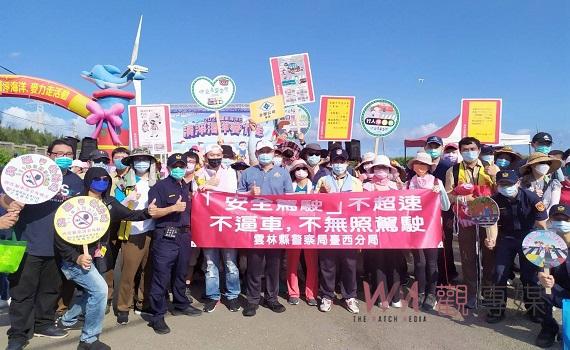 善用清淨海洋麥力走人潮 臺西警踩街宣導「安全駕駛」