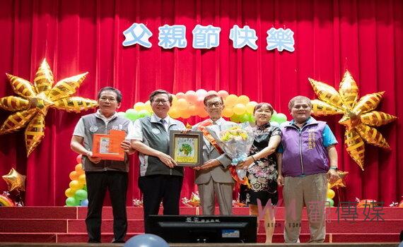 桃園龍潭區表揚111年模範父親 鄭文燦肯定每位父親的付出