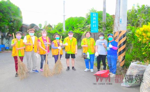 卦山社區環保淨山愛家園 葉鐙淑理事長與環保志工許登山客安全乾淨的小徑