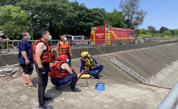 炎炎夏日防溺水 六腳消防分隊實施水上救生演練