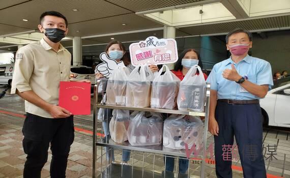 七夕挺醫護 李伯利「77」杯飲料傳愛送暖