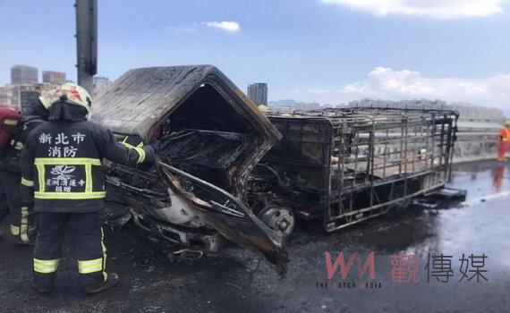 國道五楊高架南下火燒車 車毀人平安 