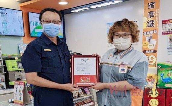 見網友要先買遊戲點數?店員通報得宜 北港警長頒感謝狀