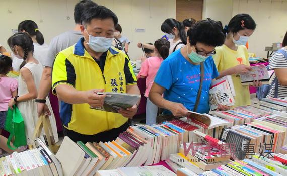 員林市圖好書交換 書尚往來二千本書刊找到新主人