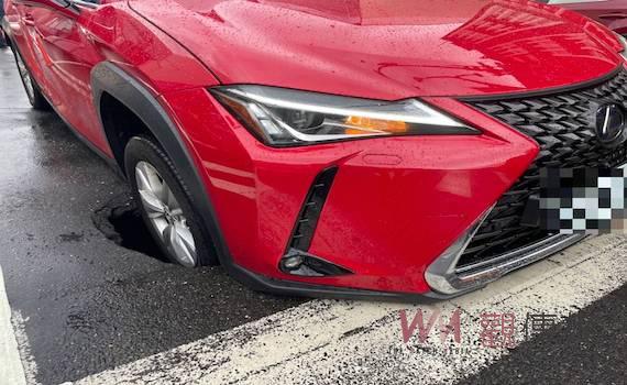 台南馬路突坍塌 轎車前輪陷坑動彈不得