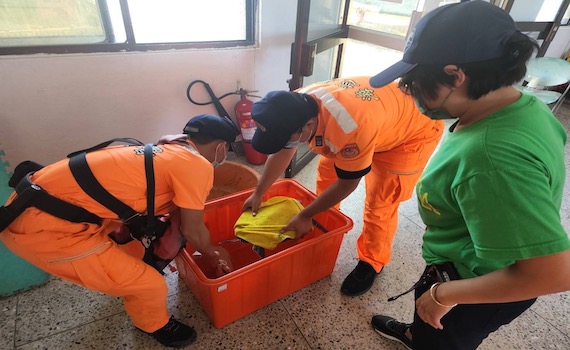 綠蠵龜再現東石海　海巡人員救援送海生館 