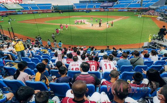 桃園市府攜手虎頭山青商會舉辦「公益看棒球」 鼓勵參與的孩子們保持積極向上的心態 