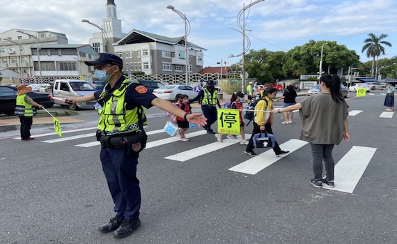 嘉義縣警與民攜手 開學首日一起守護校園安全