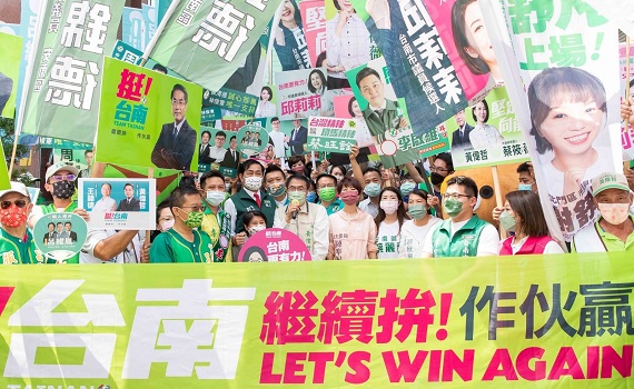 黃偉哲登記參選! 民進黨議員立委不分派系大團結陪同登記