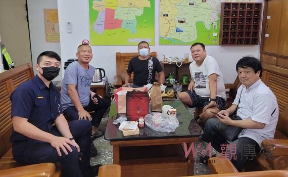 中秋節前夕慰問基層員警 北港警友會贈月餅茶葉及咖啡禮盒