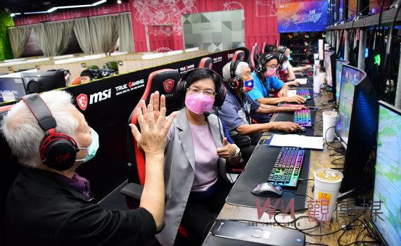 老人打電動、腦袋變靈光 Senior Gamer銀色電玩手 王惠美與長輩尬電競