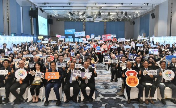 頒發新北企業精典獎及女傑獎 侯友宜勉精進創新提升產業競爭力