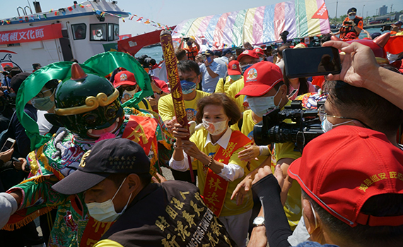 蘭陽媽祖繞境頭城海陸會香　地方首長接駕信眾合掌迎接 