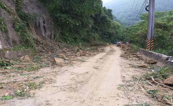 地震造成嘉義台三321公里落石　龍港、重寮國小校舍受損 