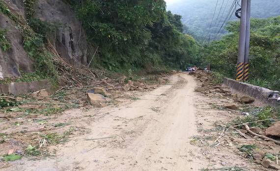 地震造成嘉義台三321公里落石 龍港、重寮國小校舍受損