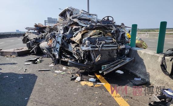 台84線快速公路大車追撞 駕駛一度受困意識不清