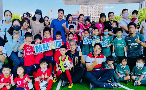 迷你足球中市府廣場可愛開踢 430名小小球員超萌登場