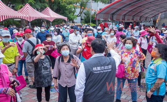 桃園平鎮區九九重陽敬老親子健行 上千民眾扶老攜幼參與熱鬧滾滾