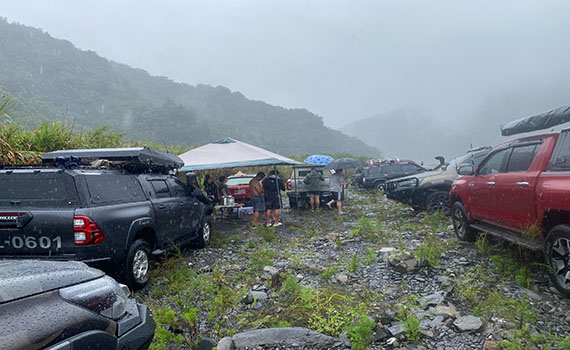 溪水暴漲17車43人困沙洲 宜縣警消馳援陸續救出受困民眾
