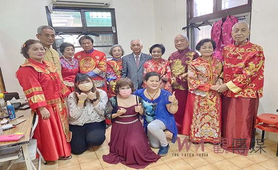 北斗居仁社區連結地方喜餅產業舉辦迎親活動 老夫老妻再次踏上紅毯當新人  