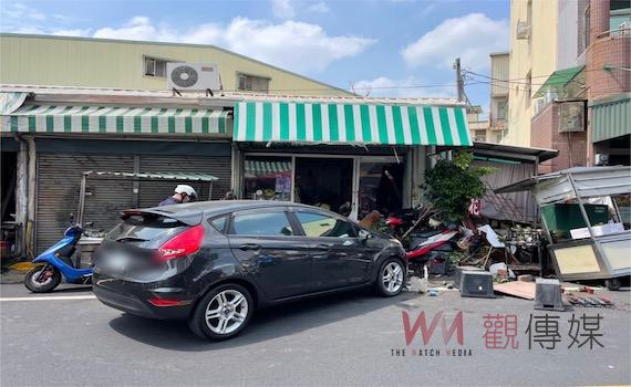 越南籍男子無照駕駛失控衝撞 店家商品及攤車全撞爛