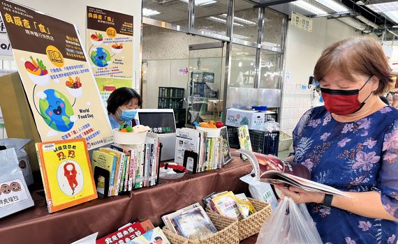 響應世界糧食日 新北圖書館在「菜市仔」設精神食糧快閃書攤