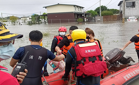  影/強降雨水淹民宿 民眾受困宜縣消防局協助撤離 