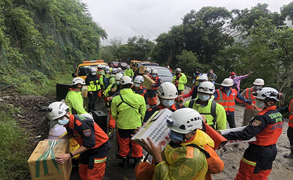台七線道路中斷遊客困明池山莊  直升機飛不了救難人員爬坡送物資 