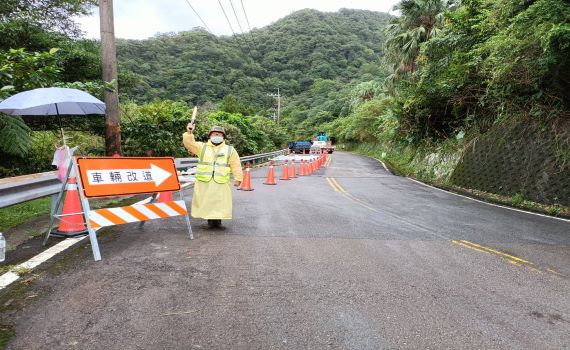 平溪106線道路面開裂 養工處搶通臨時便道通車