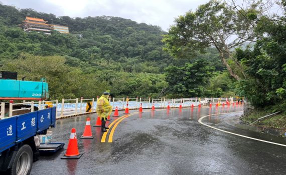 汐止區汐萬路三段道路掏空 養工處搶通臨時便道通車