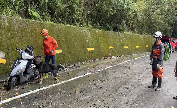 搜尋台七線72公里失聯女子 消防局出動搜救犬