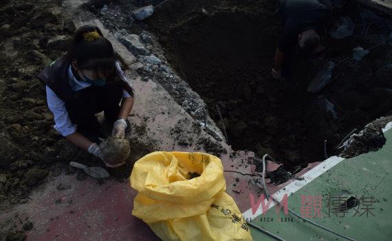 驚悚！國中校園進行工程竟然挖到一顆白色頭骨　恐埋藏逾27年 