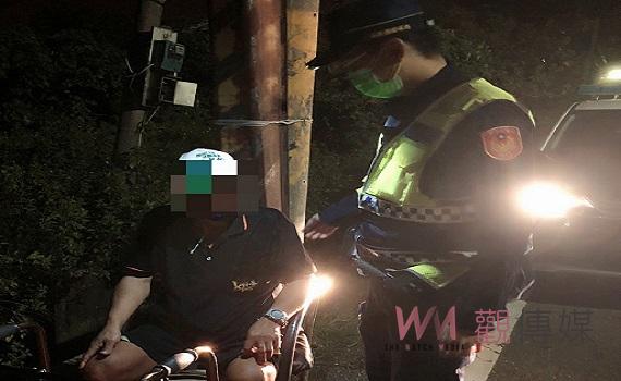 獨居老翁累癱路旁 警耐心傾聽協助返家