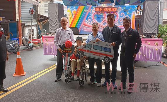 影/發揚土地公大愛 宜蘭舊城福松廟捐三輛救護車